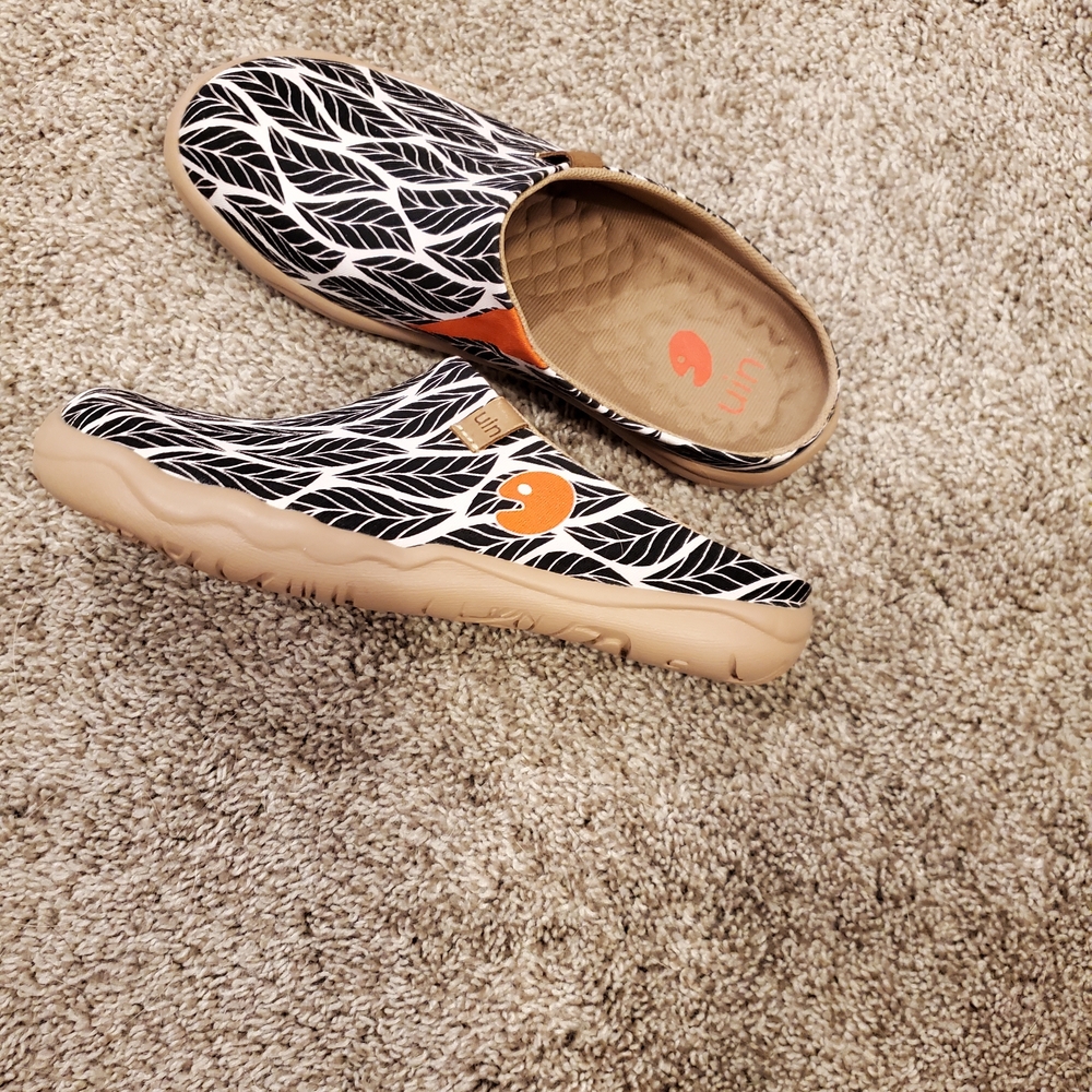 Uin Black And White Leaf Pattern Flats - image 3